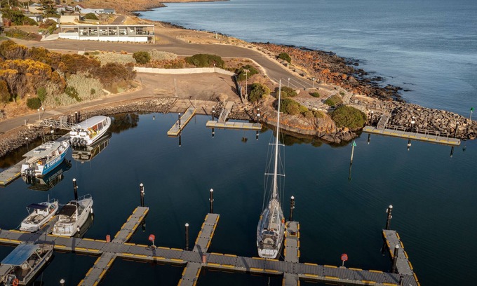 Penneshaw Apartment | Cove Landing Marina Apartments 1,2&3 Sleeps 12
