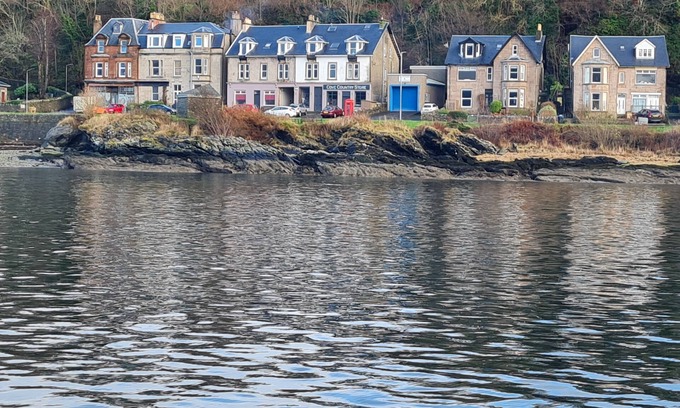 Kilcreggan House | Cove Lochside Apartment with Sea and Sunset Views