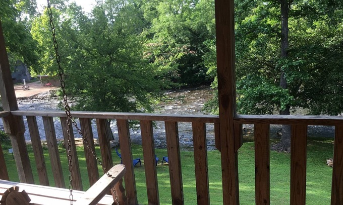 Townsend Cabin | Cove Stream Cabin | Riverfront *fire pit *tubing *WiFi *fish *swim