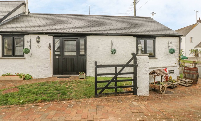 Milford Haven Cottage | COWSLIP COTTAGE, pet friendly, with a garden in Rosemarket