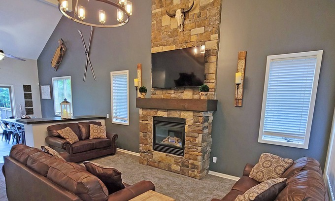 Albrightsville House | Coyote Cliff Corner Luxury 5BR Home Sleeps 14 w/Hot Tub & Linens