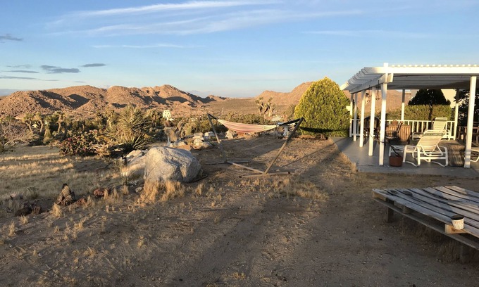 Joshua Tree House | COYOTE CREEK RETREAT - Semi-Rural Monument Views Stargazing Jacuzzi Vintage LPs