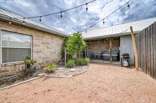 Fredericksburg House | Cozi Cottage with Hot Tub! - 2 Min to Wineries!