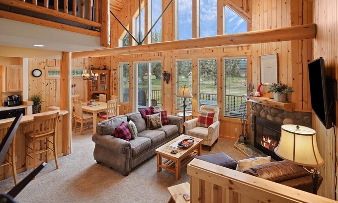 Redmond House | Coziest of Cabins, Wildlife Views, Fireplace