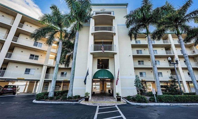 Madeira Beach Condo | Cozy 1-bedroom 1 bath condo in welcoming St. Petersburg with WiFi, AC, Pool