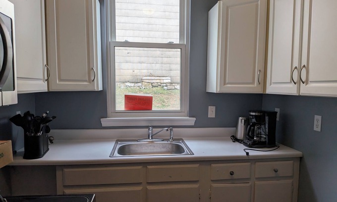 Shenandoah Apartment | Cozy 1-bedroom apartment in quaint Shenandoah with WiFi, AC, near river access.