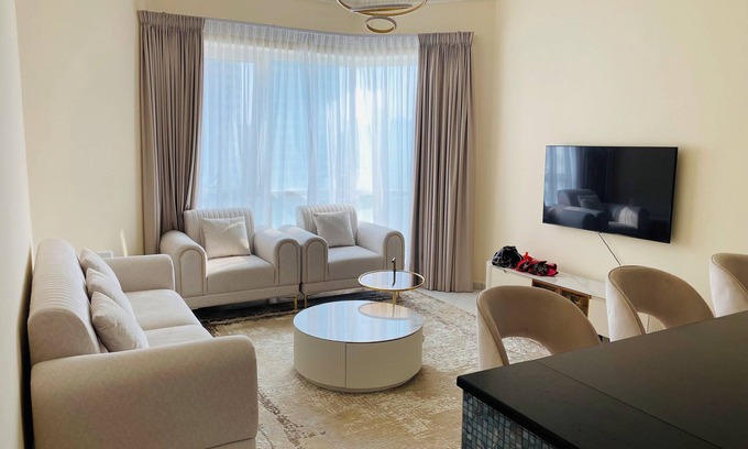 Al Majaz Apartment | Cozy 1-bedroom apartment in lovely Sharjah with WiFi, AC, fitness room
