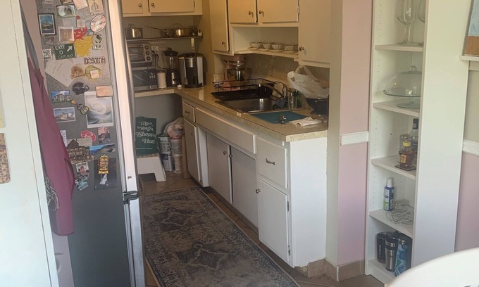 Queens Apartment | Cozy 1 bedroom apartment in Queens near trains for easy access to Manhattan.