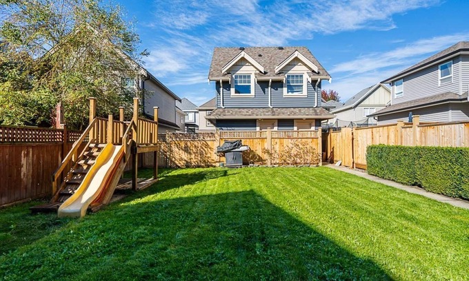 East Clayton House | Cozy 1 bedroom coach home (suite above garage).