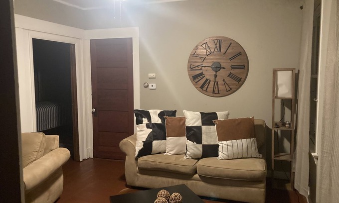 New Haven Apartment | Cozy 1 Bedroom, minutes from YALE & QUINNIPIAC