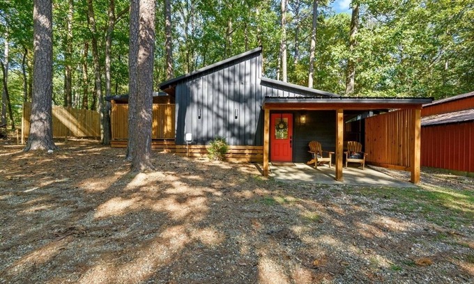 Broken Bow Cabin | Cozy 1BR Cabin Getaway. Hot Tub, Fireplace & Peaceful Setting