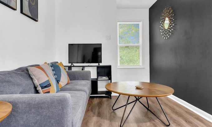 Woodlawn Lake Apartment | Cozy 1BR GuestHouse Apt Close to DT and Main Attractions