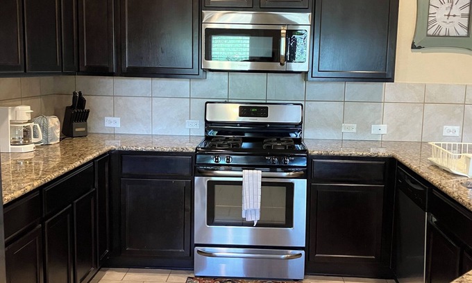 San Antonio House | Cozy 2 Bd/2 Ba Home in Quiet Neighborhood – 15 min to Ft Sam Houston & Riverwalk