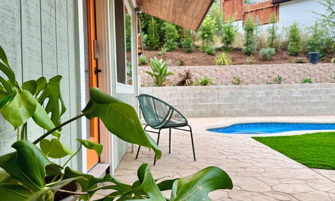 Los Angeles House | Cozy 2 bed/2 bath home near DTLA with a pool/spa and a big yard