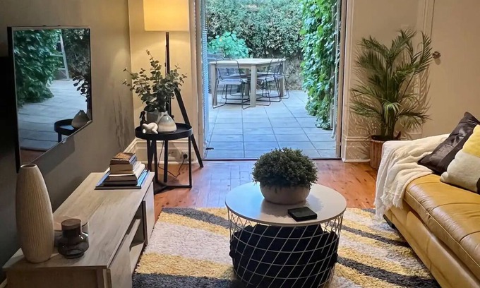 Adelaide Central Business District House | Cozy 2 bed, plus sofa bed, Chinatown Escape Adelaide, CBD, Gouger, free parking