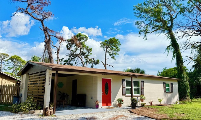 Gulf Gate Estates House | Cozy 2 bed Siesta Key bungalow minutes from the beach