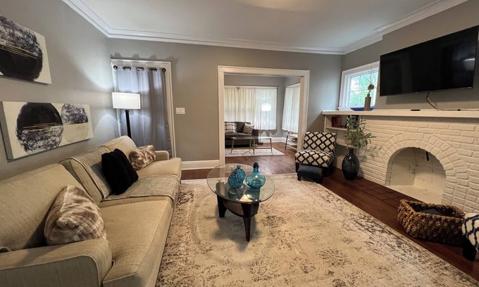 Cleveland Apartment | Cozy 2 bedroom apartment Apt Near Cleveland Clinic/CWRU/UH & Great hangouts