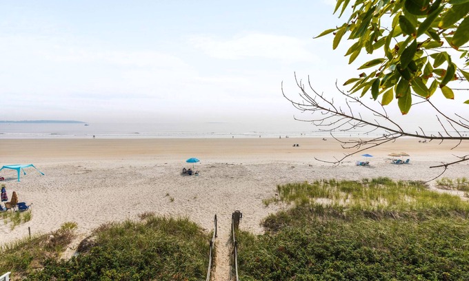 Old Orchard Beach Apartment | Cozy 2 bedroom with beach access!