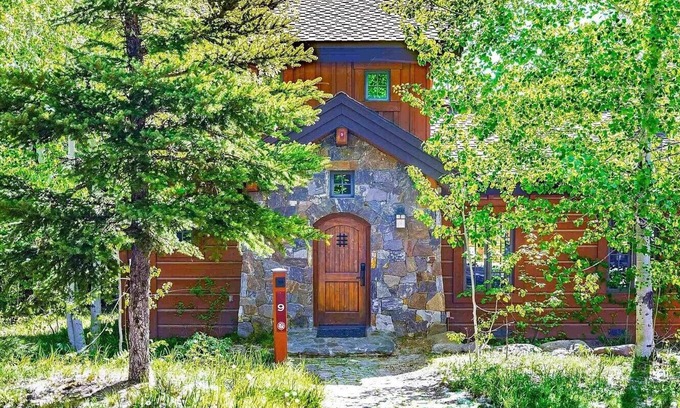 Tamarack Cabin | Cozy 2-bedroom, 2.5 Bath Cabin located in the Tamarack Ski Resort, Donnelly, ID.