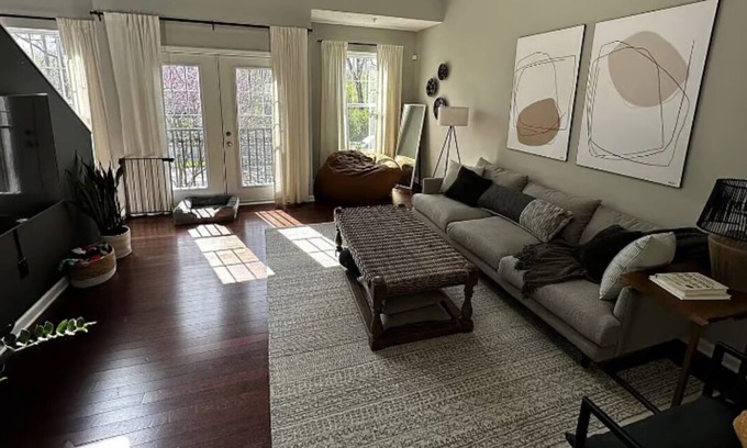 Indianapolis Apartment | Cozy 2-bedroom apartment with WiFi, AC, pool in charming Broad Ripple.