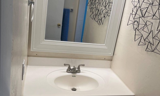 Edison Park Historic District Apartment | Cozy 2-bedroom apartment with AC and WiFi in welcoming Fort Myers