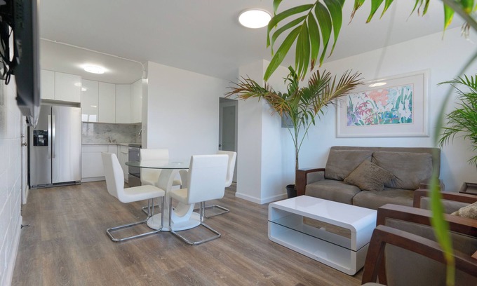 Diamond Head - Kapahulu - St. Louis Apartment | Cozy 2-bedroom apartment in charming Honolulu with WiFi, AC and parking