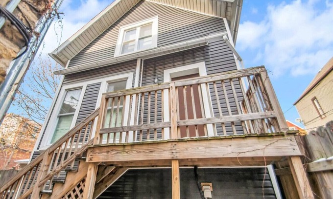 Lakeview Apartment | Cozy 2-Bedroom Apartment | Close to Wrigley