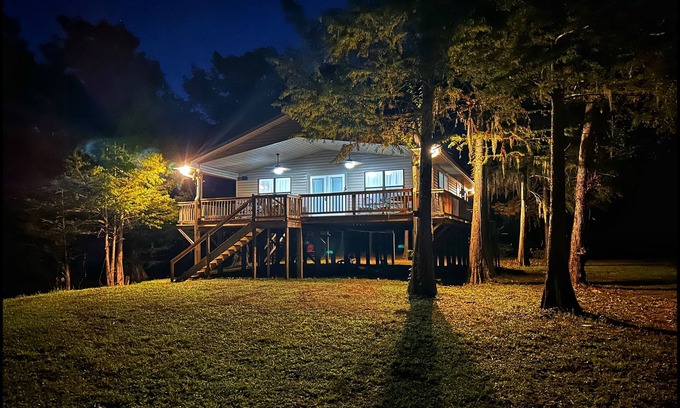 Minden Cabin | Cozy 2-bedroom cabin with WiFi, AC in tranquil Doyline