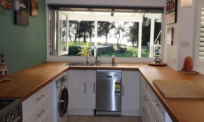 Berkeley Vale Cottage | Cozy 2 bedroom cottage with lake views with Spa!
