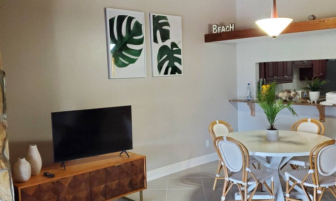 Biggar Condo | Cozy 2-bedroom condo in gorgeous Fort Myers with WiFi, AC
