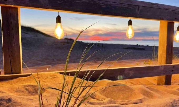 Wasaga Beach House | Cozy 2 Bedroom Cottage - Steps to quiet beach, ice cream, mini putt, casino