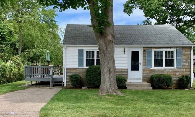 Narragansett Cottage | Cozy 2-bedroom Cottage, 5 Minute Walk to Scarborough Beach South!