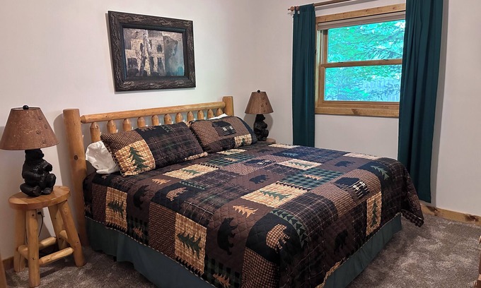 Eagle River Resort | Cozy 2-bedroom Cottage on Chain of Lakes in Eagle River with AC, Dishwasher