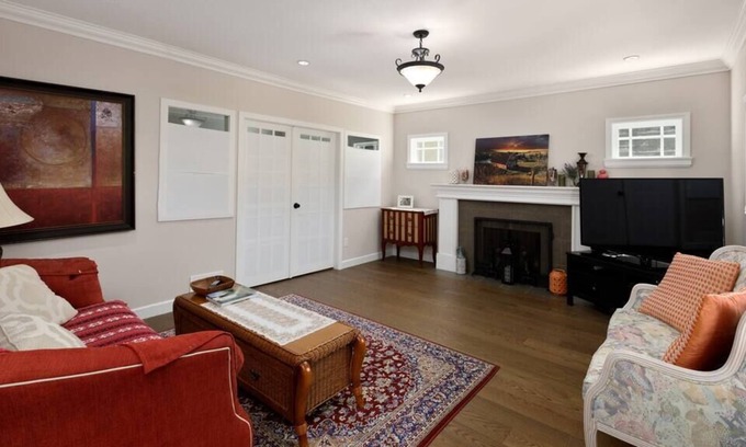 Dunbar House | Cozy 2 bedroom home in Vancouver !