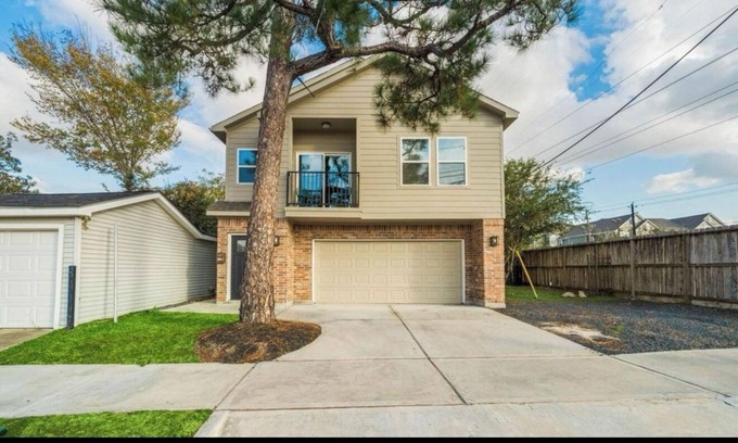 South Central Houston House | Cozy 2-bedroom house with AC in the heart of Houston