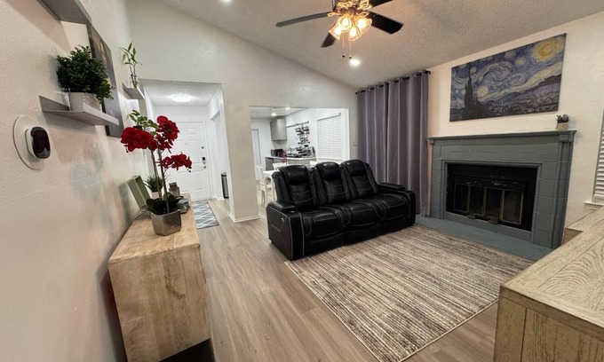Round Rock House | Cozy 2 Bedroom in Round Rock, King Bed, kalahari and close to the downtown