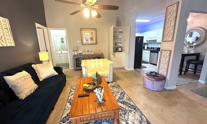 Vaught Condo | Cozy 2 bedroom in gated community filled with many amenities- blocks to beach