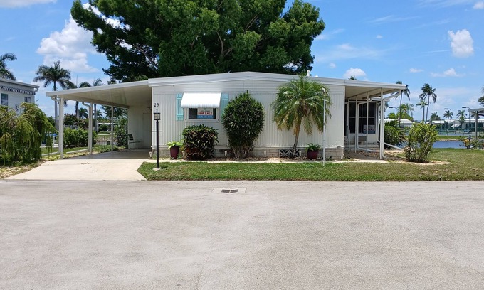 Jamaica Bay House | Cozy 2-bedroom manufactured home for Snowbirds in charming South Fort Myers.