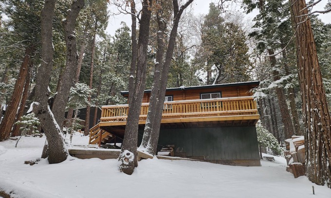 Alta Sierra Cabin | Cozy 2-bedroom Cedar cabin in charming Sequoia National Park with WiFi
