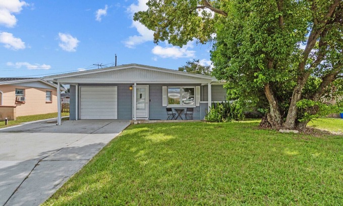 Holiday Apartment | Cozy 2 BR home close to Beaches and Sponge Docks!