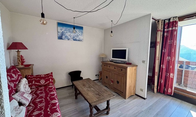 Eclose-Est Apartment | Cozy 2-Room Apartment for 5 with Balcony - Close to Lifts & Shops in Alpe d'Huez