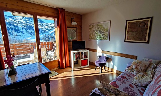 Isola Apartment | Cozy 2-Room Apartment, Ski-in/Ski-out, Sleeps 6, Terrace, Garage, Near Lifts