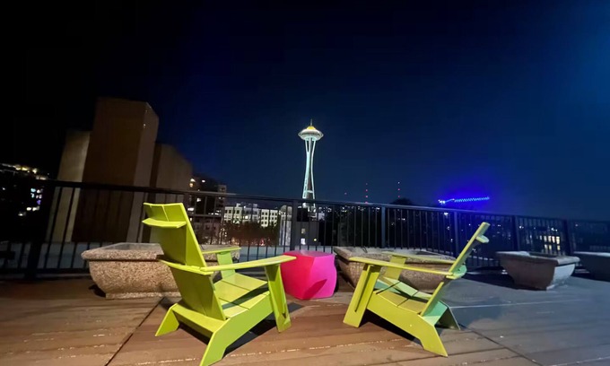 Belltown Condo | Cozy 2-Story Downtown Penthouse Studio/Space Needle View