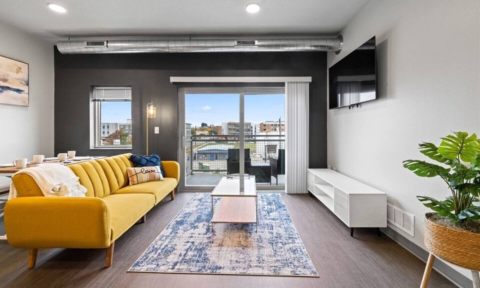 Downtown Des Moines Apartment | Cozy 2B1B w/Coffee, Wi-Fi & Free Parking