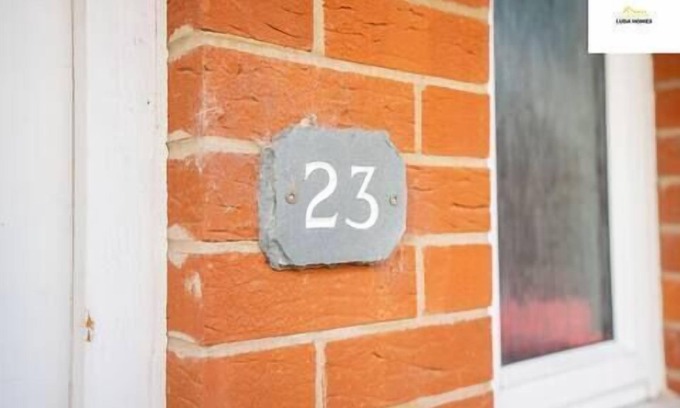 Slough House | Cozy 2Bed Nr Heathrow & Windsor wParking | Sleep 6