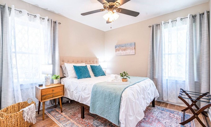 Decatur House | Cozy 2BR Bungalow in the Heart of the Historic District Convenient to Downtown