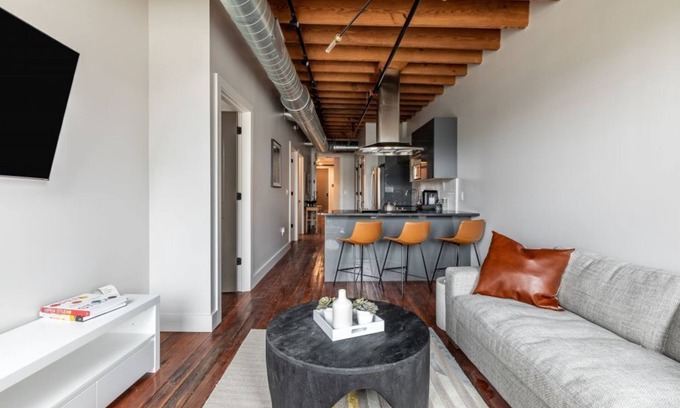 Central Business District Hotel | Cozy 2BR Condo Near Franklin Monument. Enjoy It!