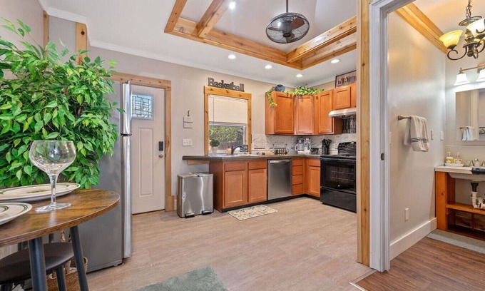 South Park Apartment | Cozy 2BR Cottage Near Miami Valley Hospital & UD