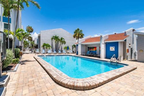 Madeira Beach House | Cozy 2BR Madeira Home near Beach with Pool & Gym