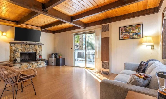 Crestline House | Cozy 2BR Retreat Near Lake Grego with Mountain Views